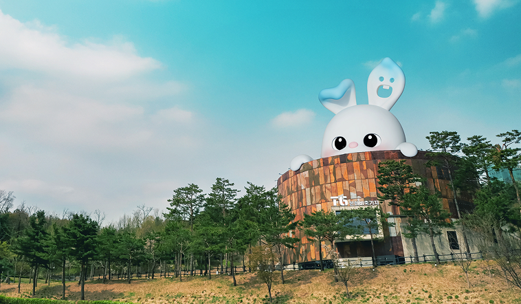 Lives in Music THE MOON ENTERTAINMENT