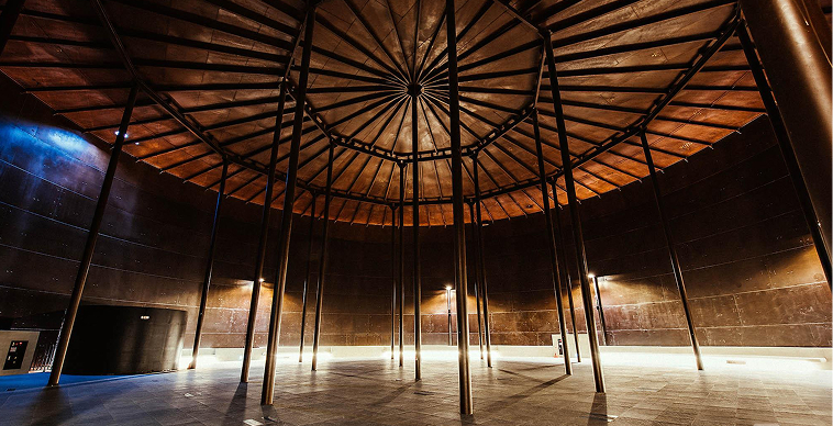 Lives in Music THE MOON ENTERTAINMENT