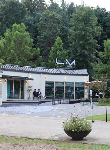 THE MOON ENTERTAINMENT