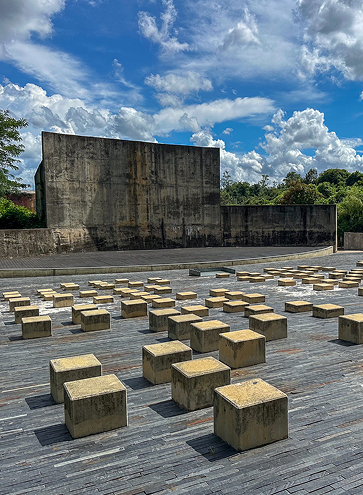 THE MOON ENTERTAINMENT